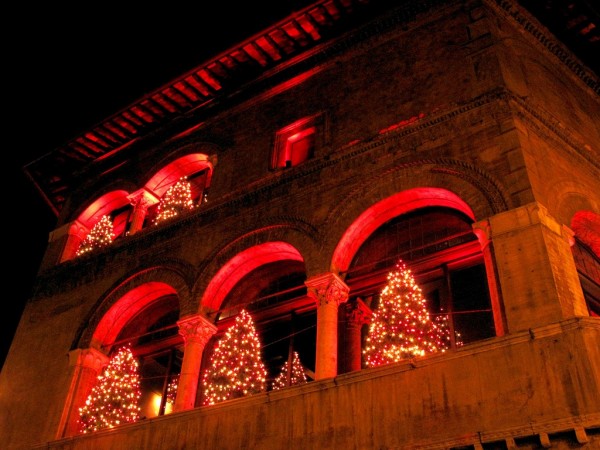 Taverna dellorso Red lights 600x450 Holiday Events in Rome