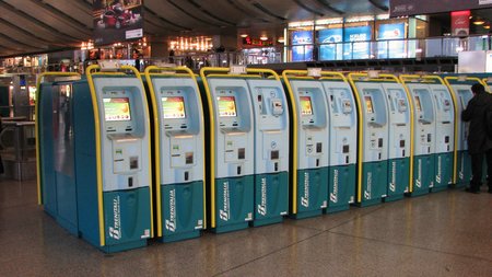 Kiosks at Roma Termini Station IMG 3497