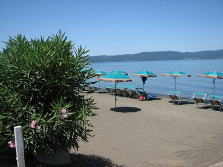 Lake Bracciano beach umbrellas IMG 4762