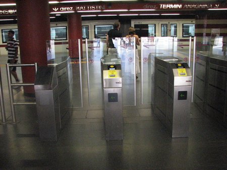 Metro turnstiles IMG 4904