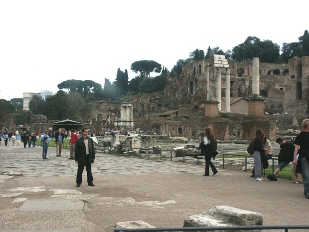 Forumlookingbacktowardscolesseum thumb Rome in a Day for Cruisers