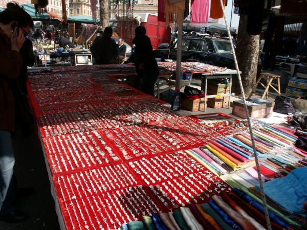 Porto Portesa Flea Market rings 600x450 Best Hotels and B&B&rsquo;s in Trastevere