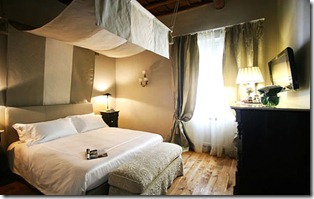 Crossing Condotti 1 thumb The Best Hotels and B&B&rsquo;s Around the Spanish Steps