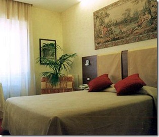 Hotel Madrid venere 1 thumb The Best Hotels and B&B&rsquo;s Around the Spanish Steps