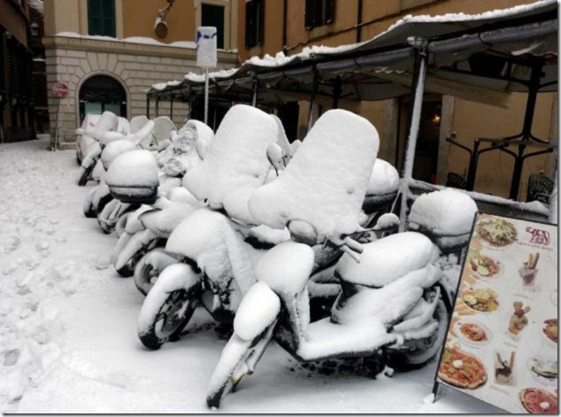 2012 02 Motorino in Downtown Rome in the Snow thumb Snow in Rome   February 2012!