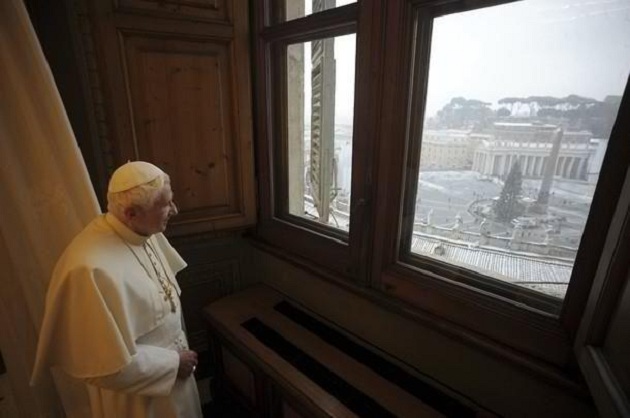 2012-02 Pope reflects on Snow 2012 02 Pope reflects on Snow Snow in Rome February 2012!