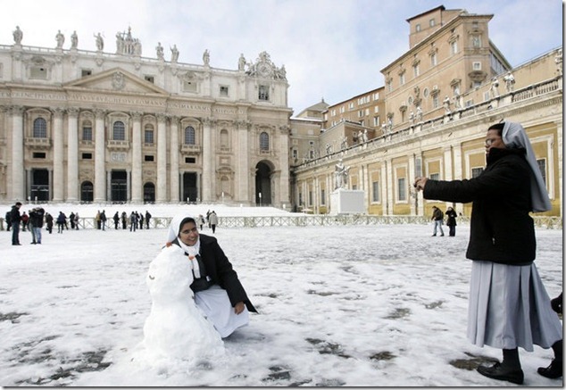 2012 02 St. Peters Square Nuns in the Snow thumb Snow in Rome   February 2012!
