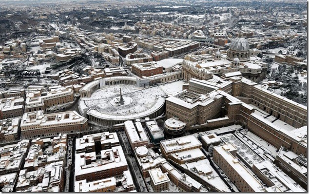 2012 02 St. Peters covered in Snow thumb Snow in Rome   February 2012!