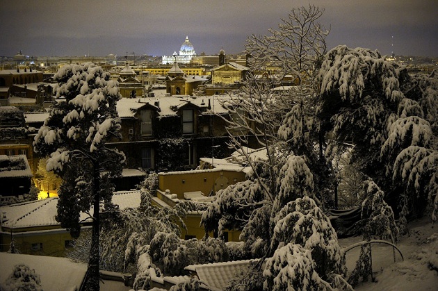 2012-02 St. Peters in the distance - Rome in Snow 2012 02 St. Peters in the distance Rome in Snow Snow in Rome February 2012!