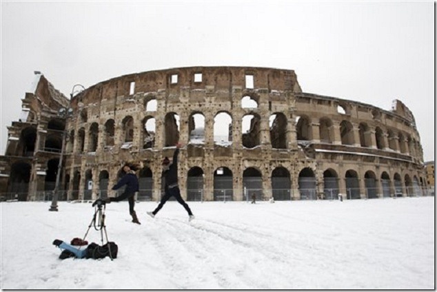 2012 02 Two girls at the Colosseo in the Snow thumb Snow in Rome   February 2012!