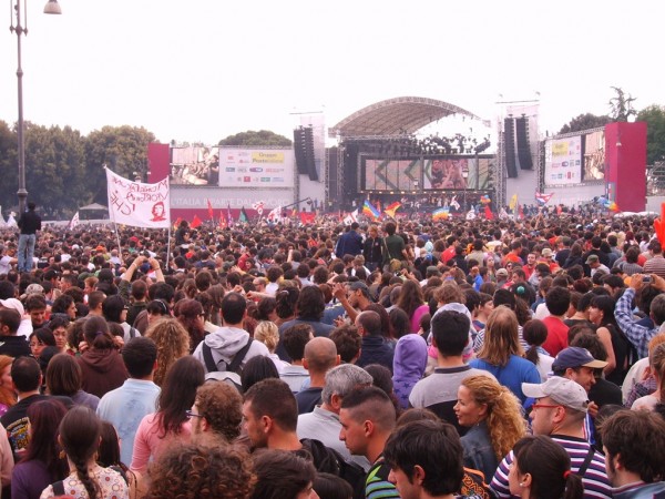 Rome concert 1 5 2007 crowd 2 600x450 Events in Italy
